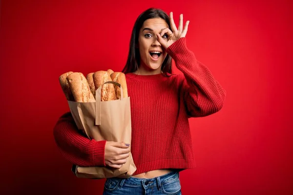 Joven Mujer Morena Hermosa Sosteniendo Bolsa Papel Con Pan Sobre — Foto de Stock