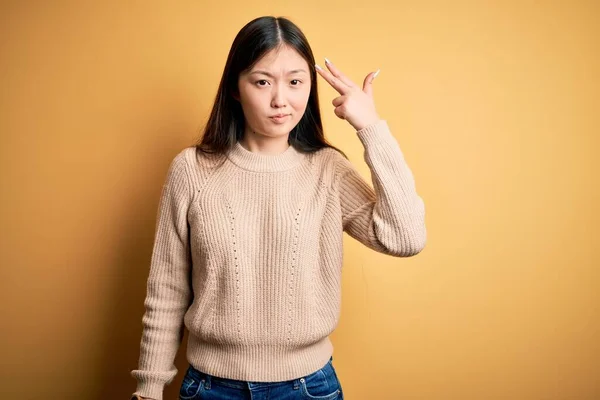 Jovem Bela Mulher Asiática Vestindo Camisola Casual Sobre Amarelo Isolado — Fotografia de Stock