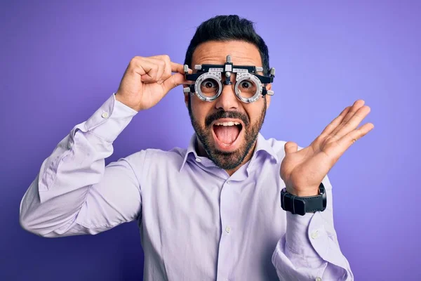 Homem Óptico Bonito Jovem Com Barba Vestindo Óculos Optometria Sobre — Fotografia de Stock