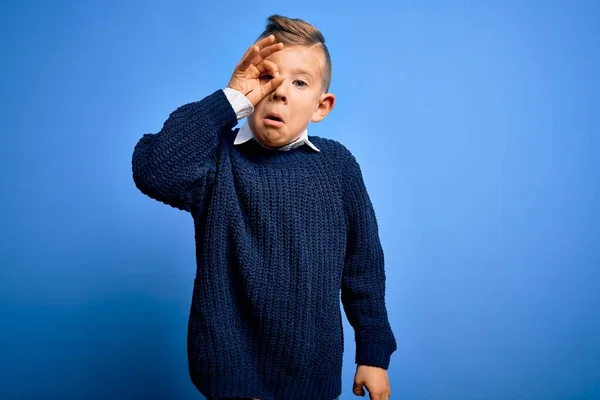 Jonge Kleine Blanke Jongen Met Blauwe Ogen Dragen Wintertrui Blauwe — Stockfoto