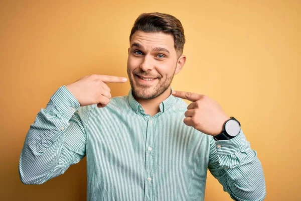 Jovem Homem Negócios Com Olhos Azuis Vestindo Elegante Camisa Verde — Fotografia de Stock