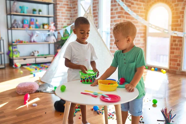 Schattige Peuters Spelen Rond Veel Speelgoed Kleuterschool — Stockfoto