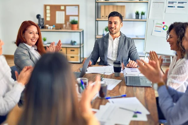 Grupo Trabajadores Negocios Sonriendo Felices Confiados Trabajando Juntos Con Sonrisa — Foto de Stock