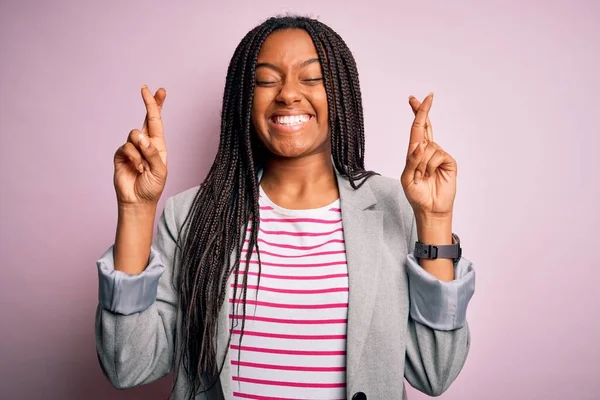 Fiatal Afro Amerikai Üzletasszony Áll Rózsaszín Elszigetelt Háttér Gesztikuláló Ujját — Stock Fotó