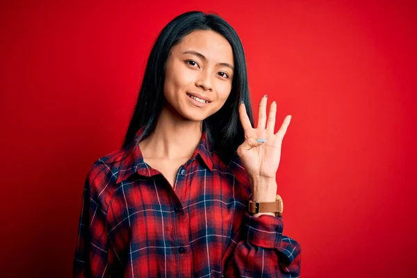 Jonge Mooie Chinese Vrouw Dragen Casual Shirt Geïsoleerde Rode Achtergrond — Stockfoto