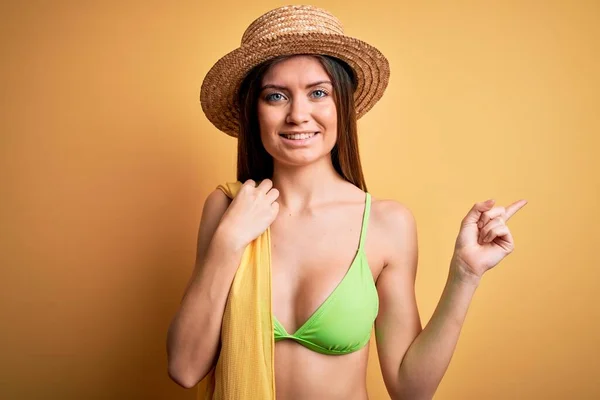 Junge Schöne Frau Mit Blauen Augen Urlaub Bikini Und Hut — Stockfoto