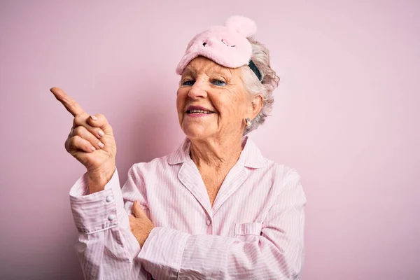 Mulher Bonita Sênior Usando Máscara Sono Pijama Sobre Fundo Rosa — Fotografia de Stock