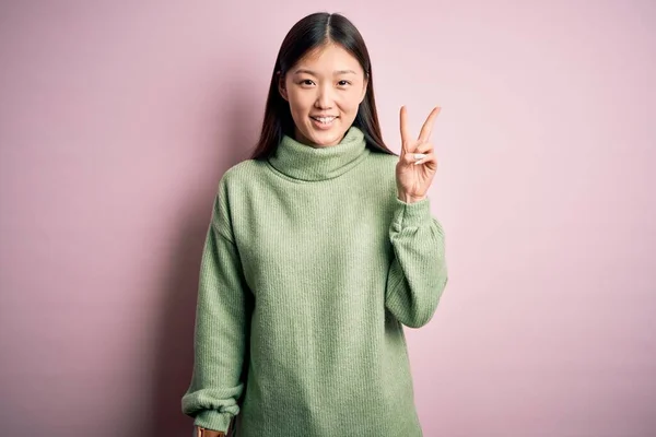 Mladá Krásná Asijská Žena Sobě Zelené Zimní Svetr Přes Růžové — Stock fotografie