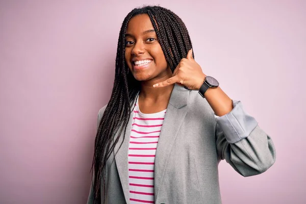 Junge Afrikanisch Amerikanische Geschäftsfrau Die Vor Rosafarbenem Hintergrund Steht Lächelt — Stockfoto