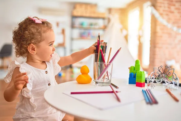 Prachtige Kaukasische Baby Spelen Met Speelgoed Kleurrijke Speelkamer Vrolijke Speelse — Stockfoto