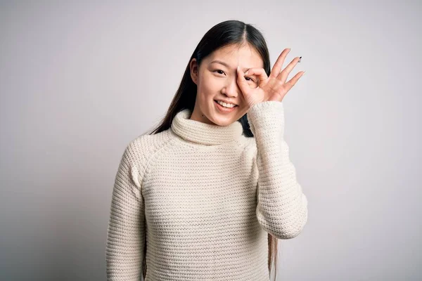 Jonge Mooie Aziatische Vrouw Dragen Casual Trui Staan Geïsoleerde Achtergrond — Stockfoto