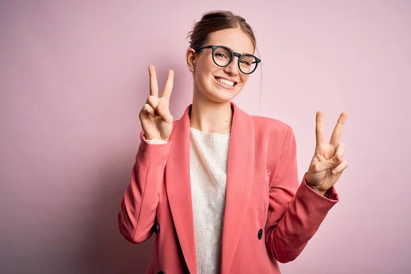 Ung Vacker Rödhårig Kvinna Bär Jacka Och Glasögon Över Isolerade — Stockfoto