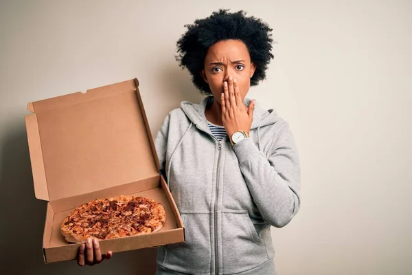 Fiatal Afro Amerikai Göndör Haj Tartó Szállítási Doboz Olasz Pizza — Stock Fotó