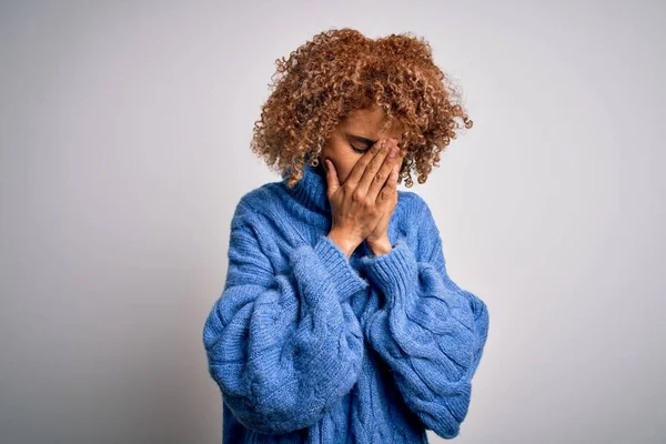 Jonge Mooie Afrikaanse Amerikaanse Vrouw Draagt Coltrui Witte Achtergrond Met — Stockfoto