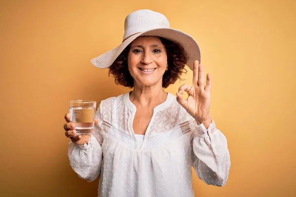 Middle Age Curly Woman Vacation Drinking Glass Water Isolated Yellow — Stock Photo, Image