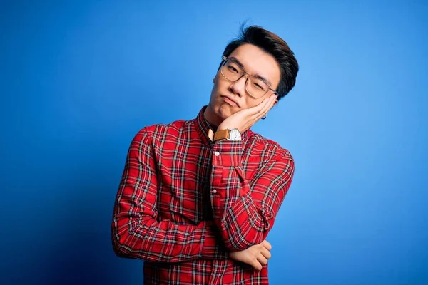 Junger Gutaussehender Chinesischer Mann Mit Lässigem Hemd Und Brille Vor — Stockfoto