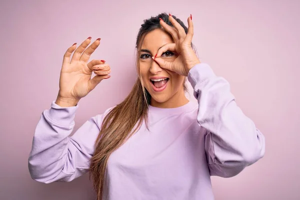 Joven Hermosa Mujer Comiendo Pastelería Francesa Dulce Macaron Sobre Rosa — Foto de Stock