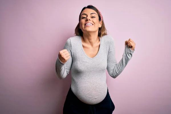 Mladá Krásná Brunetka Těhotná Čeká Dítě Přes Izolované Růžové Pozadí — Stock fotografie