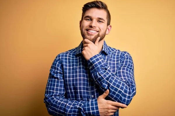 Joven Hombre Negocios Rubio Con Barba Ojos Azules Con Camisa — Foto de Stock