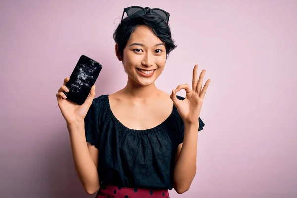 Joven Hermosa Mujer China Sosteniendo Teléfono Inteligente Roto Que Muestra — Foto de Stock