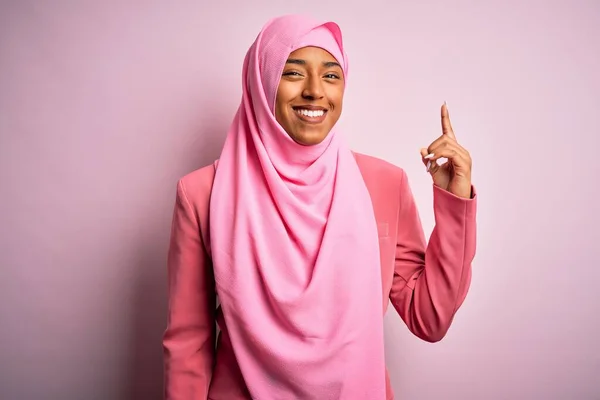 Junge Afro Amerikanerin Trägt Muslimischen Hijab Auf Isoliertem Rosa Hintergrund — Stockfoto