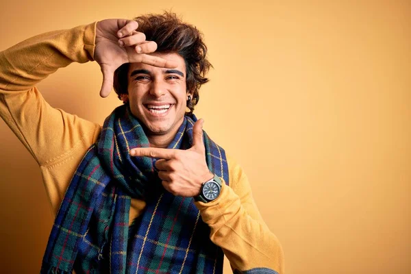 Homem Bonito Jovem Vestindo Cachecol Casual Sobre Fundo Amarelo Isolado — Fotografia de Stock