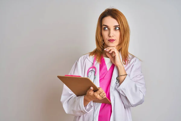 Roodharige Blanke Dokter Vrouw Draagt Roze Stethoscoop Houdt Klembord Serieus — Stockfoto
