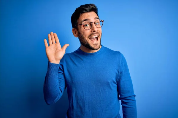 Joven Hombre Guapo Con Barba Vistiendo Suéter Casual Gafas Sobre —  Fotos de Stock