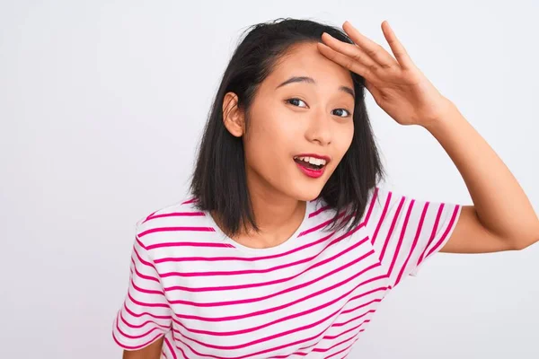 Jonge Chinese Vrouw Met Gestreept Shirt Geïsoleerde Witte Achtergrond Erg — Stockfoto