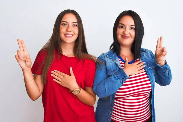 Junge Schöne Frauen Lässiger Kleidung Stehen Lächelnd Vor Isoliertem Weißen — Stockfoto