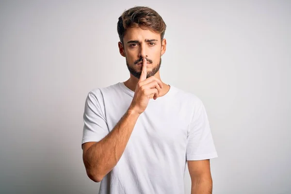 Young Handsome Man Beard Wearing Casual Shirt Standing White Background — Stockfoto