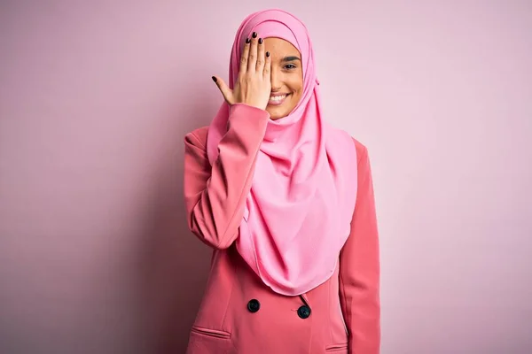 Junge Schöne Brünette Geschäftsfrau Rosa Muslimischem Hijab Und Businessjacke Die — Stockfoto