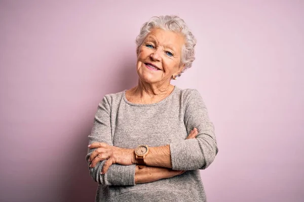 Senior Hermosa Mujer Con Camiseta Casual Pie Sobre Fondo Rosa —  Fotos de Stock