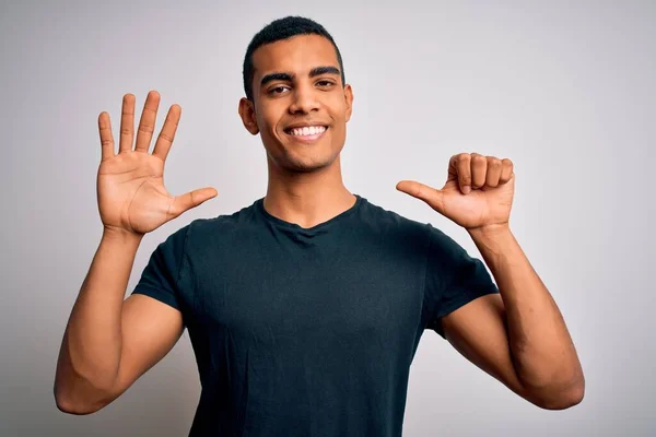 Jovem Homem Afro Americano Bonito Vestindo Camiseta Casual Sobre Fundo — Fotografia de Stock