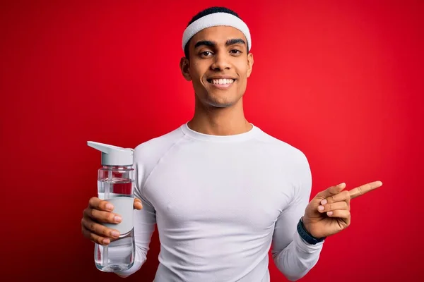 Joven Atleta Afroamericano Guapo Usando Ropa Deportiva Beber Botella Agua — Foto de Stock