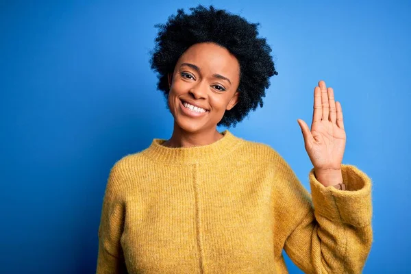 Jovem Bela Afro Americano Africano Mulher Com Cabelo Encaracolado Vestindo — Fotografia de Stock