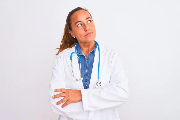 Medelålders Mogen Läkare Kvinna Bär Stetoskop Över Isolerade Bakgrund Leende — Stockfoto