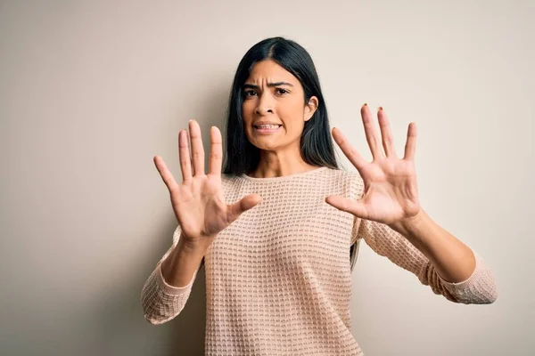 Jonge Mooie Latijns Amerikaanse Vrouw Draagt Elegante Roze Trui Geïsoleerde — Stockfoto