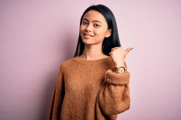 Jovem Mulher Chinesa Bonita Vestindo Camisola Casual Sobre Fundo Rosa — Fotografia de Stock