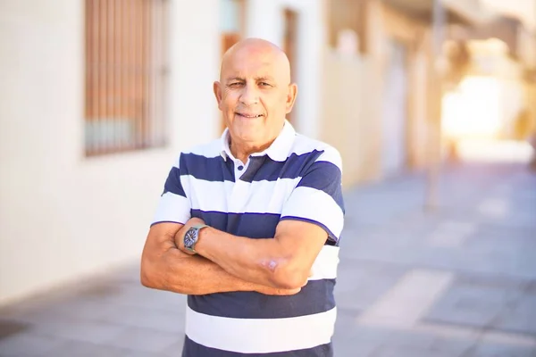 Senior Gutaussehender Mann Lächelt Wih Glücklich Und Zuversichtlich Mit Einem — Stockfoto