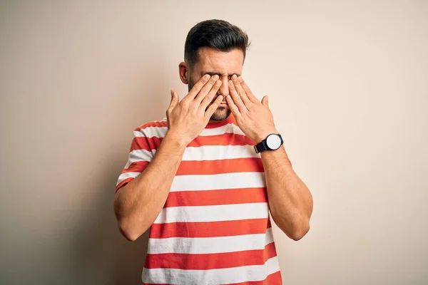 Homem Bonito Jovem Vestindo Shirt Listrada Casual Sobre Fundo Branco — Fotografia de Stock