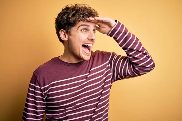 Joven Hombre Guapo Rubio Con Pelo Rizado Usando Suéter Rayas —  Fotos de Stock