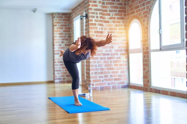 Medioevo Bello Sportwoman Piedi Stuoia Praticare Yoga Facendo Posa Guerriero — Foto Stock