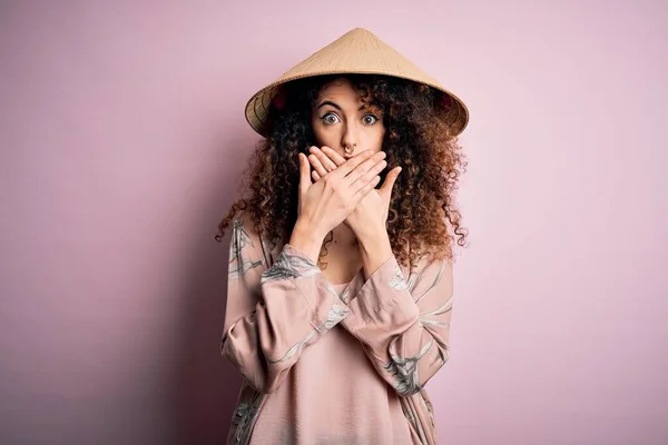 Jovem Mulher Bonita Com Cabelos Cacheados Piercing Vestindo Tradicional Asiático — Fotografia de Stock