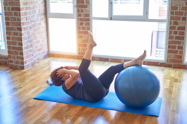 Mujer Deportista Hermosa Mediana Edad Haciendo Ejercicio Usando Pelota Fitness —  Fotos de Stock