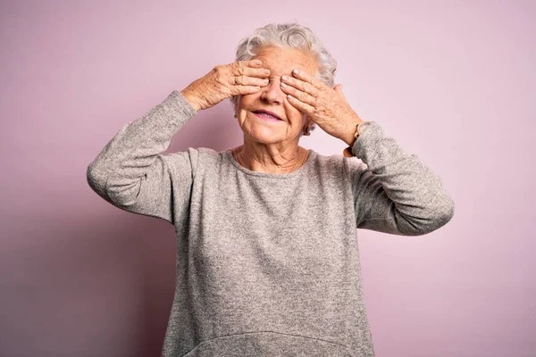 Ältere Schöne Frau Lässigem Shirt Vor Isoliertem Rosa Hintergrund Die — Stockfoto