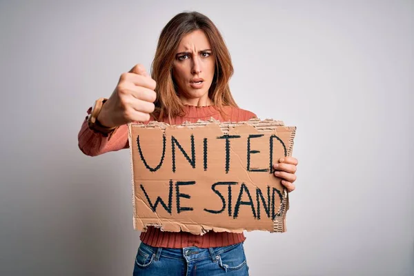 Junge Schöne Brünette Frau Mit Plakat United Stand — Stockfoto