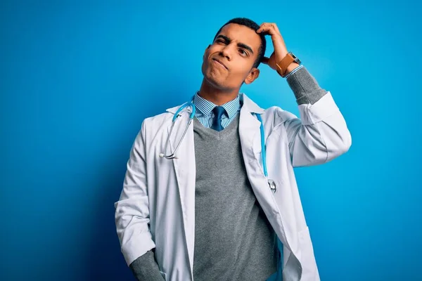 Beau Médecin Afro Américain Vêtu Manteau Stéthoscope Sur Fond Bleu — Photo