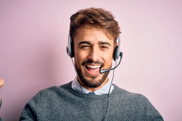 Junger Callcenter Agent Mit Bart Und Headset Vor Isoliertem Rosa — Stockfoto