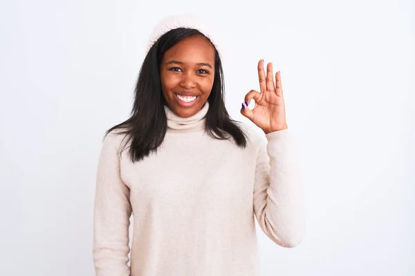 Mooie Jonge Afro Amerikaanse Vrouw Draagt Coltrui Winterhoed Lachend Positief — Stockfoto